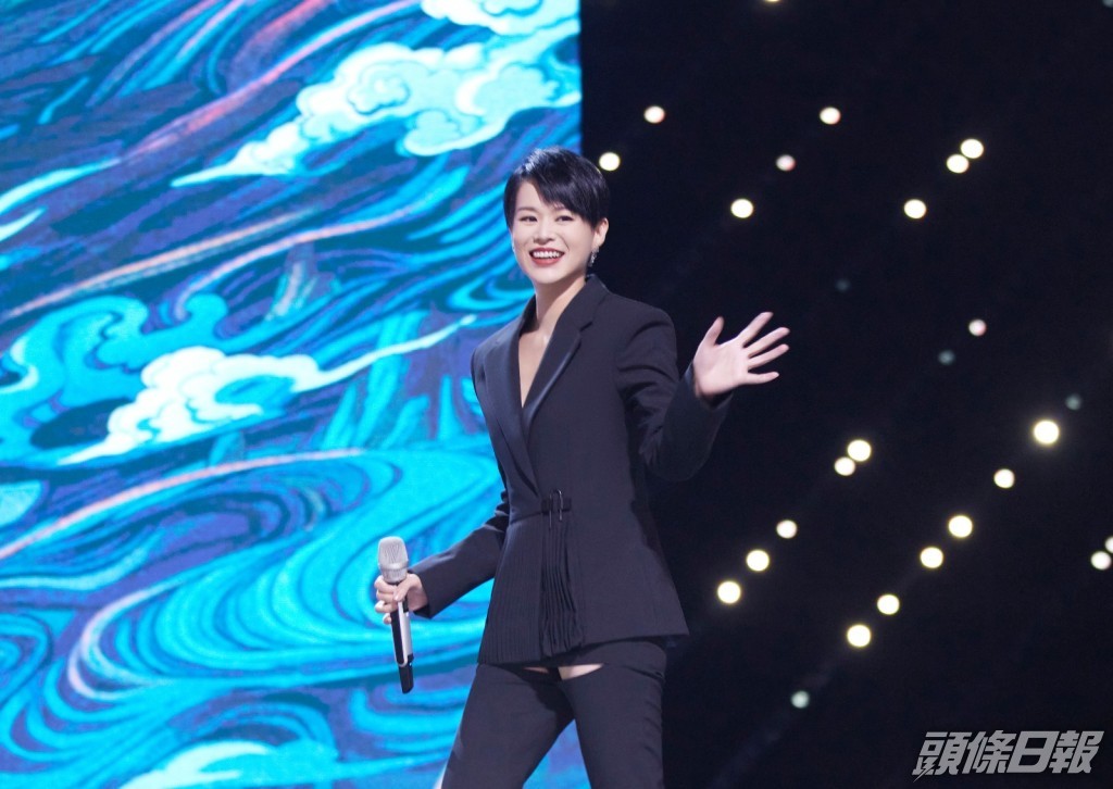 胡杏兒正在內地為《乘風破浪》備戰。